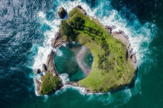 亚速尔群岛海上火山岛航拍