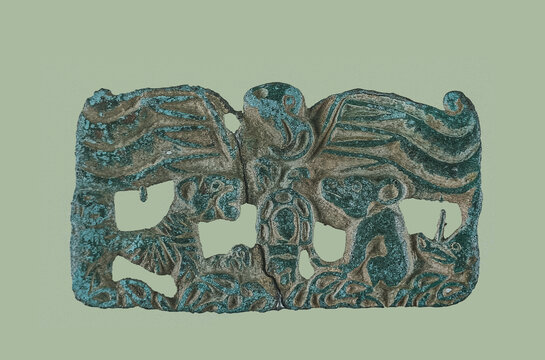 动物纹青铜透雕牌饰
