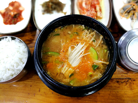 石锅蔬菜牛肉汤