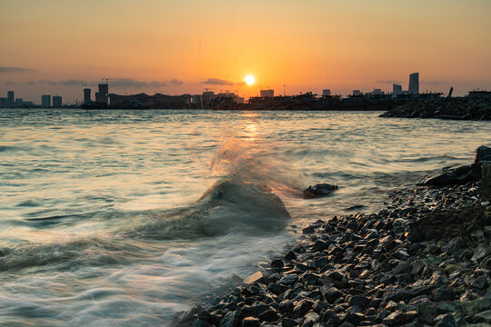 海滩波浪日落风景