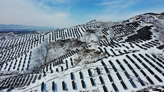 雪后的荒山光伏电站