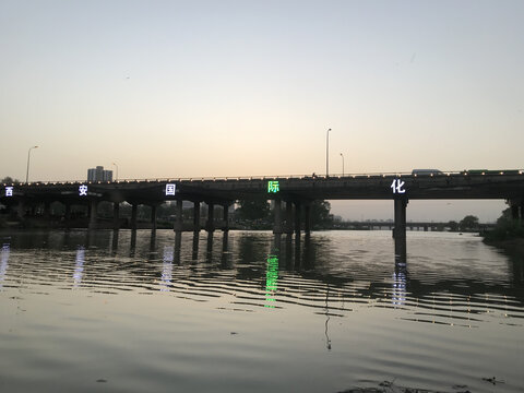 大桥湖面