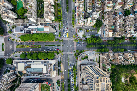 城市十字路口繁忙车流俯视航拍