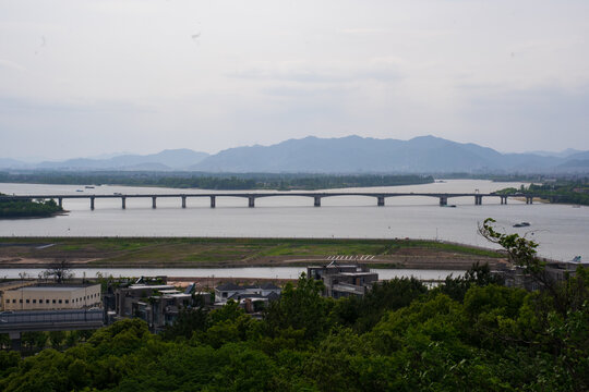 桥水绿树青山住宅背景