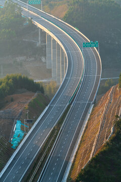 鸟瞰高速公路弯道