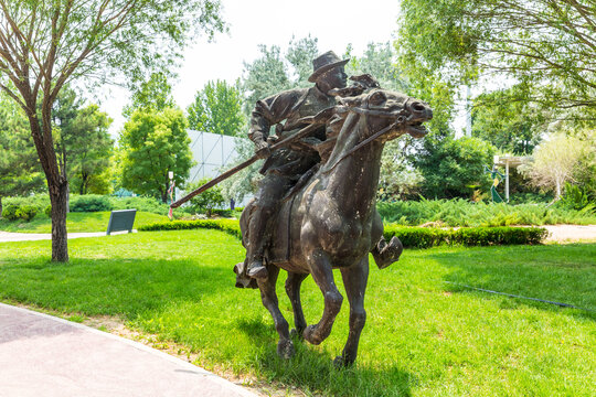 骑马人雕塑