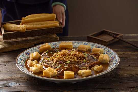 葱烧鱼头配油条