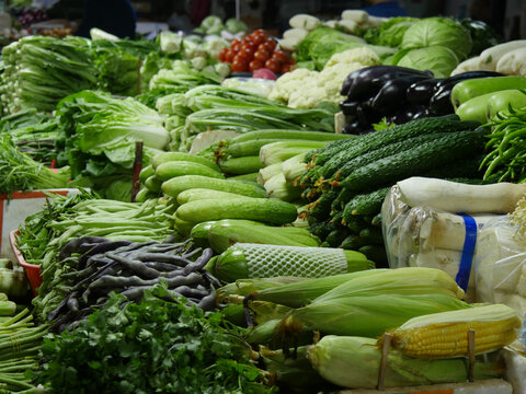 市场摆放的各种蔬菜