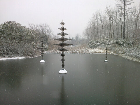 杭州西溪湿地公园雪中雕塑风车