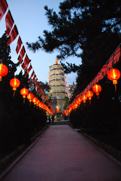 青岛湛山寺药师塔夜景