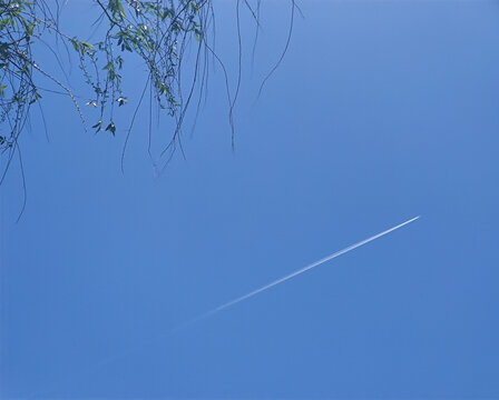 蓝天下的飞机轨迹