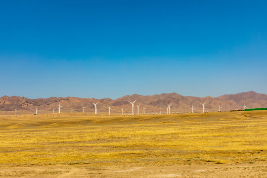 新疆草原一排电力风车风光
