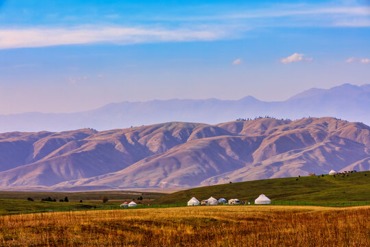 新疆那拉提秋季草原山脉风光