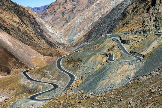 新疆独库公路蜿蜒道路风光