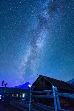 禾木风景区木房子银河夜景