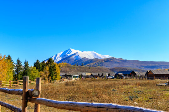 新疆禾木雪山秋色风光