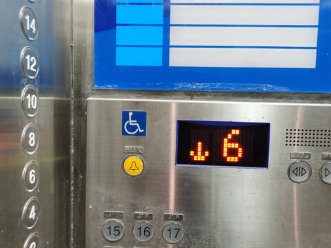 电梯里面设置的残疾人按钮