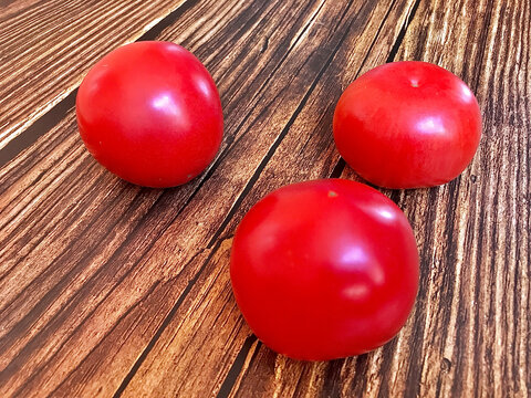 木纹桌子上的西红柿