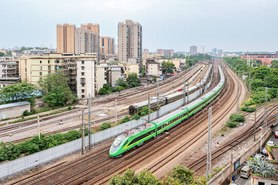 绿巨人动车组驶过衡阳站