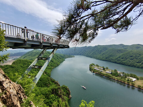 虎谷峡步云玻璃观景台