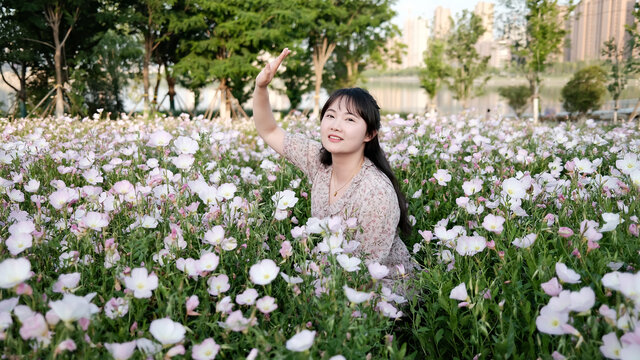 花丛里的女子