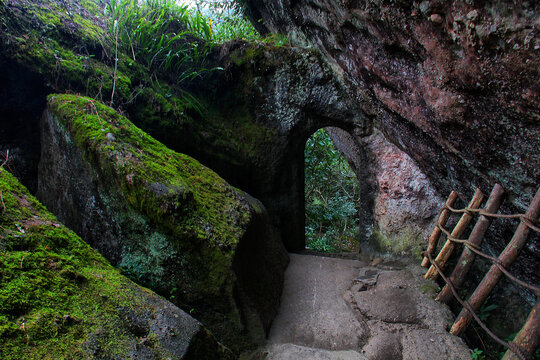 武夷山石洞
