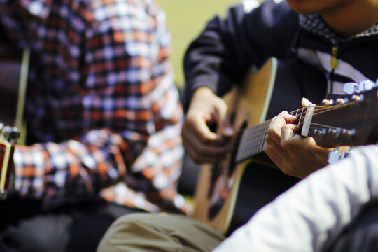 校园里两个男孩在弹吉他