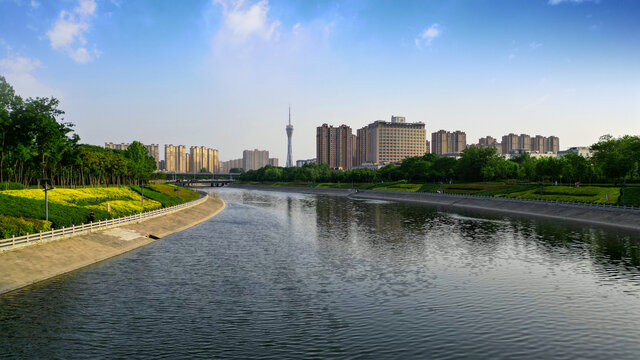 蓝天白云城市河边中原福塔