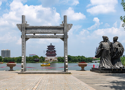 济宁古南池公园李杜携游雕塑