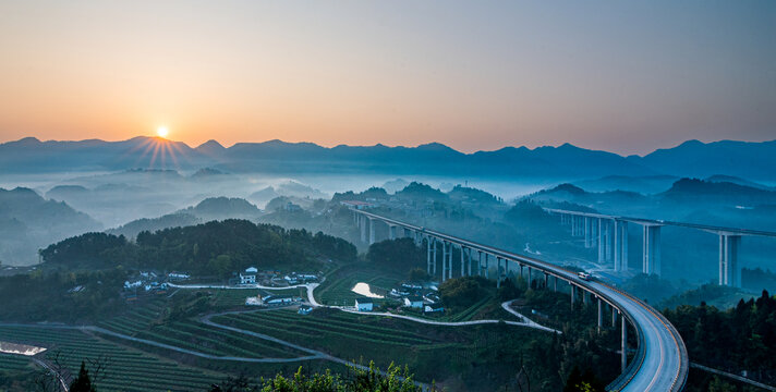 重庆渝北周家山晨雾日出