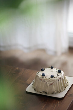 漂亮的美味的白色奶油蛋糕