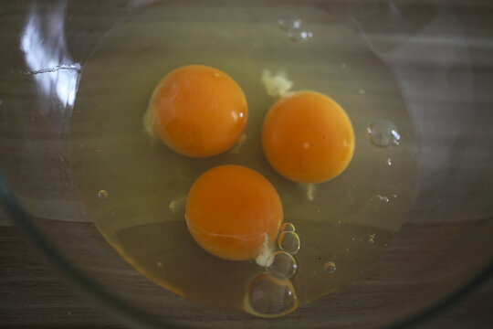 新鲜的打开的鸡蛋蛋黄