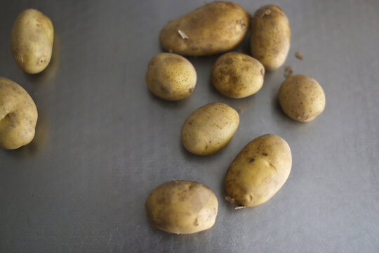 桌子上放了一些新鲜的土豆