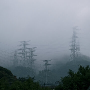 雨中电塔