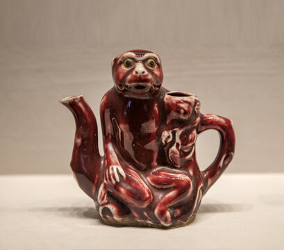 民国红釉瓷猴形壶