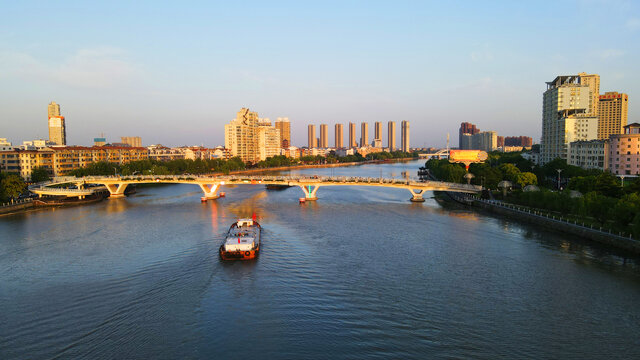 射阳河上的观光步行桥