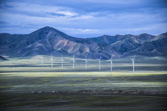 新疆伊犁草原上的风力发电