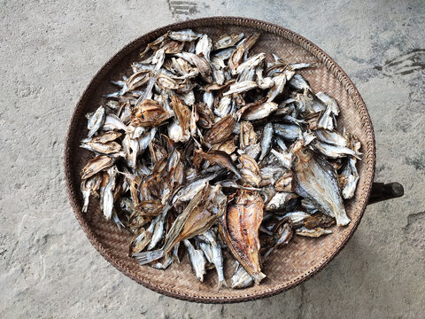 一簸箕鱼干