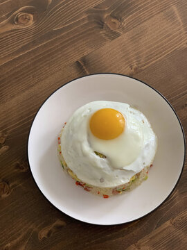 白色盘子里有一个鸡蛋盖饭