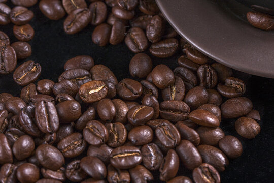 新鲜的刚烘焙好的咖啡豆