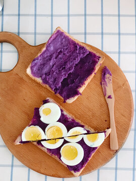 美味的紫薯鸡蛋吐司