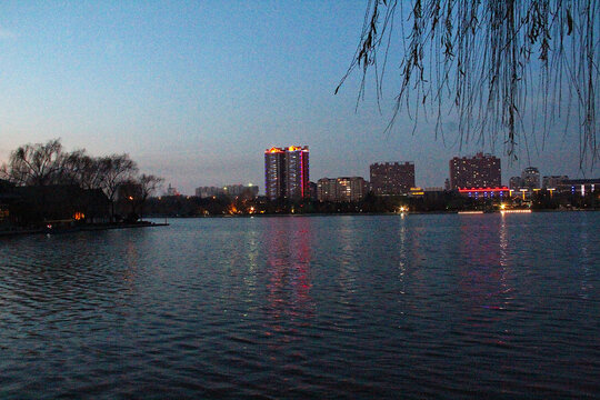 大明湖夜色