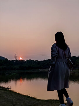 夕阳人物剪影