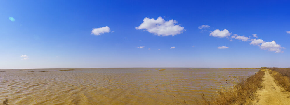 黄河口湿地蓝天白云风光
