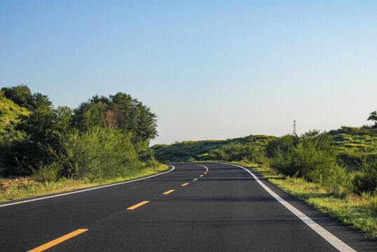 一条全新的柏油路