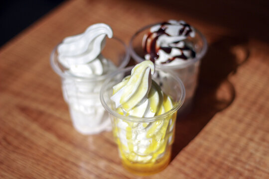 三个不同口味的冰激凌