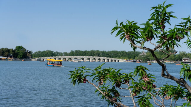颐和园昆明湖及十七孔桥
