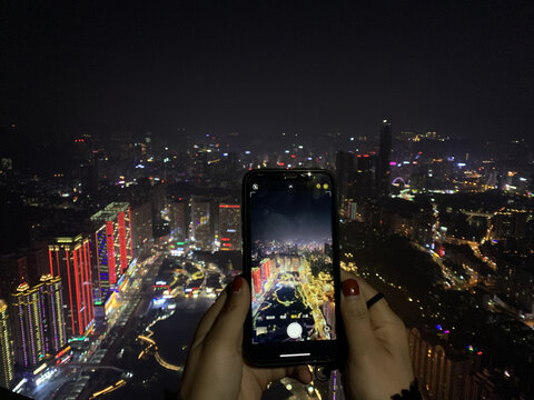 贵阳花果园双子塔顶夜景