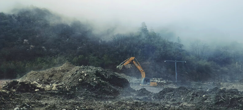 雾天挖掘机施工工地