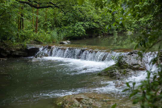 山涧溪流